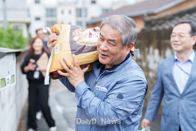 월성본부 제공)동경주 지역에 직접 쌀을 전달하는 김한성본부장