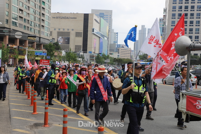 대구경북신공항 이전을 결사 반대하는 의성군민들이 대구시내에서 거리행진을 진행하고 있다. (사진=이준호 기자)