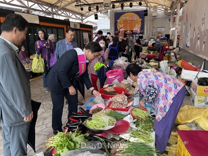 김학홍 행정부지사, 추석맞이 전통시장 장보기