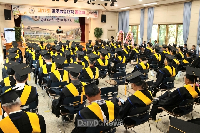 주낙영 시장이 5일 제17회 경주농업대학 졸업식에 참석해 인사말씀을 하고 있다