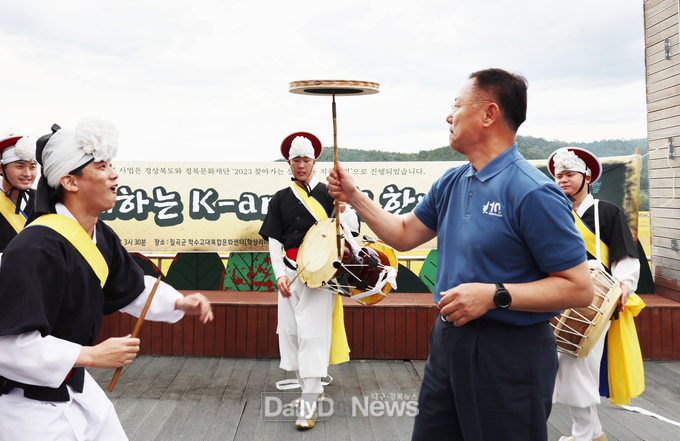 김재욱 칠곡군수가 10월 8일 가산면 학상리에서 열린 ‘학수고대 축제’에 참석해 버나를 돌리고 있다.