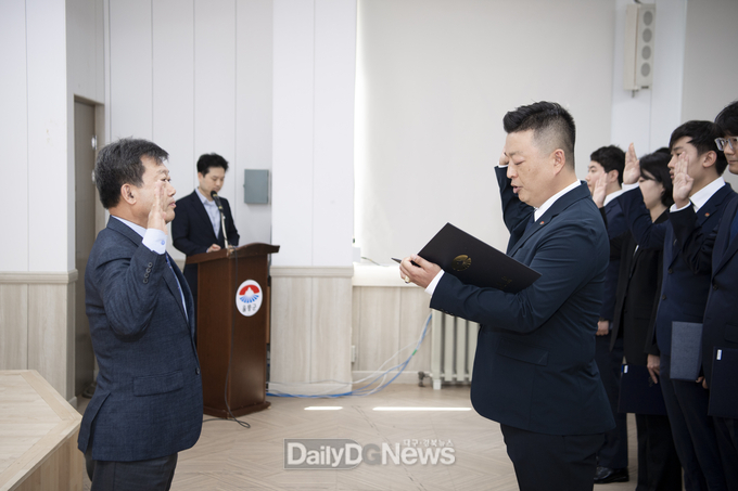 울릉군, 신규 공무원에 ‘웰컴키트’전달