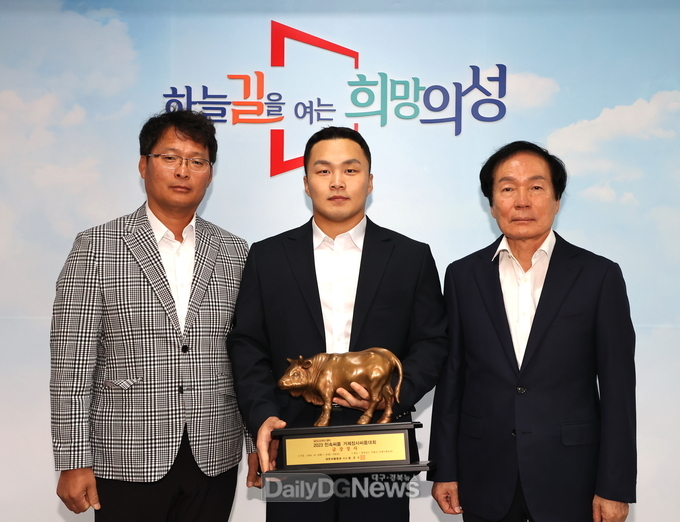 의성군청마늘씨름단 전도언선수, 3번째 금강장사 등극