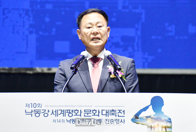 김재욱 칠곡군수가 지난 13일 낙동강세계평화 문화대축전과 낙동강지구 전투전승행사 통합 개막식 대구시의 비상식적 군부대 이전 논의를 강하게 질타하고 있다.