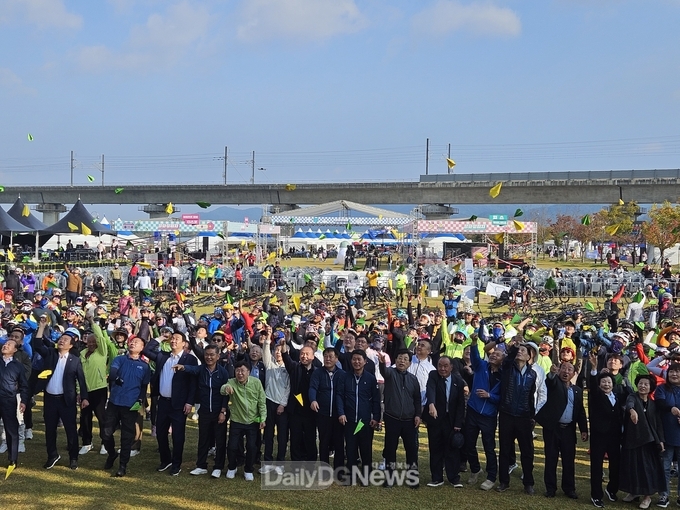 칠곡 왜관철교에서 정전 70주년 기념 호국의 다리 등 낙동강 순례길 4.5㎞ 자전거 대행진 개최
