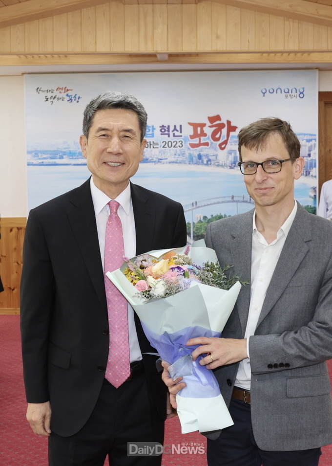 랑스 대표 경제일간지인 레제코의 기샤르 기욤(Guichard Guillaume) 저널리스트가 지난 13일 포항시청을 찾아 이강덕 포항시장을 인터뷰했다.