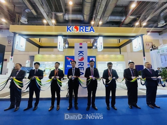 10월 17일 함진규 한국도로공사 사장(왼쪽에서 4번째)과 이용욱 국토부 도로국장(왼쪽에서 5번째)이 한국관 개관 리본커팅식에서 기념 촬영을 하고 있다.