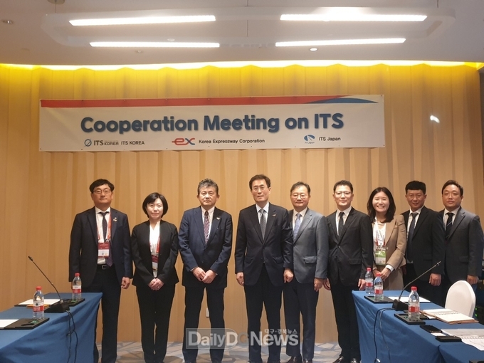 10월 16일 함진규 한국도로공사 사장(왼쪽에서 4번째)과 ITS 일본 대표 아키오야마모토(Akio Yamamoto)(왼쪽에서 3번째)가 ‘해외 ITS 교류 활성화 간담회’에서 기념 촬영을 하고 있다.