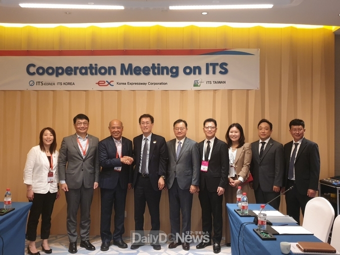 함진규 한국도로공사 사장(왼쪽에서 4번째)과 ITS 대만 대표 필립 쳉(Philip Tseng)(왼쪽에서 3번째)이 ‘해외 ITS 교류 활성화 간담회’에서 기념 촬영을 하고 있다.