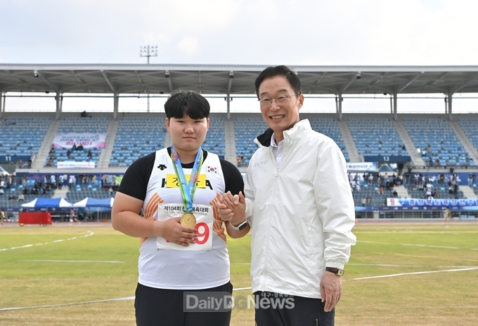.경북교육청 제공) 제104회 전국체육대회 우수한 성적으로 순항 중!(우측 임종식 경북교육감, 좌측 포환던지기 여고부 한국신기록을 기록한 박소진(금오고) 선수 사진)