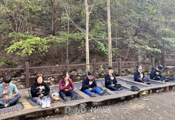 10월 12일 국립산림치유원 음이온치유정원에서 ‘마음보듬 숲 캠프’ 참가자들이 숲명상 활동을 하고 있다. 한국산림복지진흥원 국립산림치유원 제공