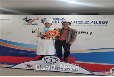 대구공업대학교 호텔외식조리계열 유기욱 학생이 ‘제58회 전국기능경기대회’ 요리부문에서 금메달을 수상하고 기념촬영을 하고 있다. (사진=대구공업대 제공)