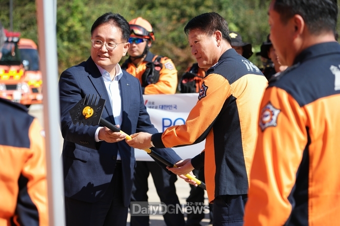 실증 테스트 기관으로 경북소방본부 119산불특수대응단 선정하고 산불진화장구 전달