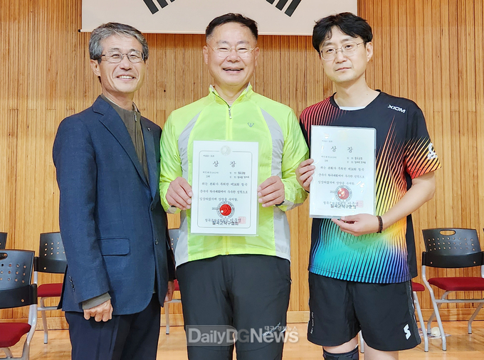 칠곡군 제공) 10월 22일, ‘군군수기 대회에 출전해 상 받은 김재욱 칠곡군수(가운데)와 칠곡군청 강구섭 주무관(오른쪽)