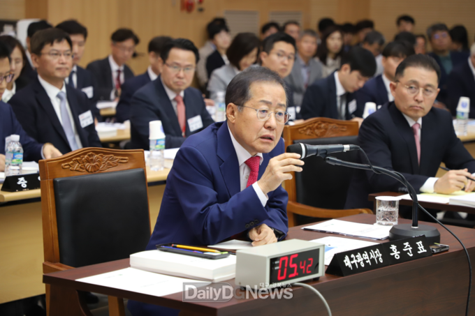 2023년도 국회 행정안전위원회 대구시청 국정감사에서 홍준표 대구시장이 의원들의 질문에 답하고 있다. (사진=이준호 기자)