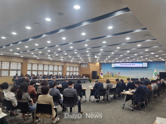 경산시, 10월 확대간부회의 및 특강 개최