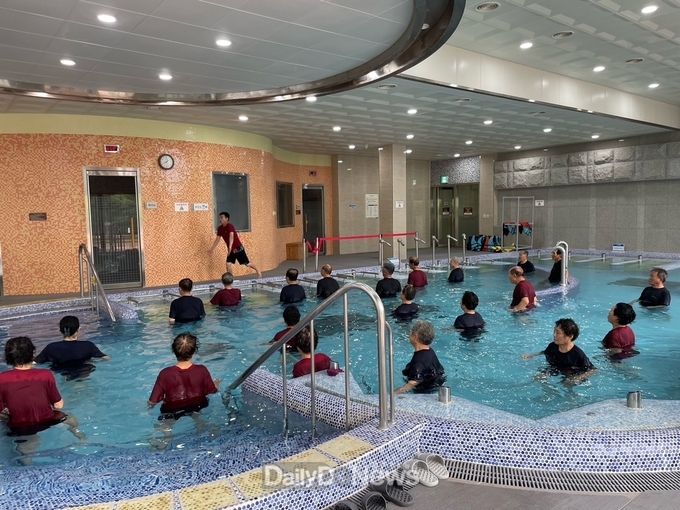 10월 18일 국립산림치유원 수치유센터에서 국가유공자 및 가족들이 ‘수(水’)치유체험‘을 하고 있다. 한국산림복지진흥원 국립산림치유원 제공
