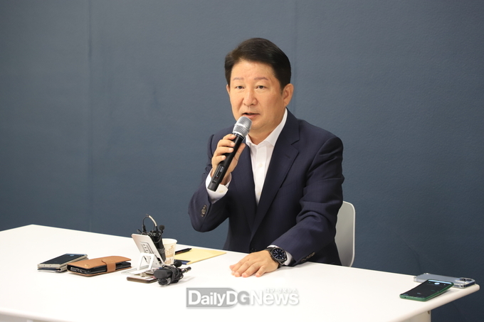 권영진 전 대구시장이 25일 대구경북인터넷기자협회와 간담회를 가지고 내년 총선에 대구 달서구병에 출마하겠다고 밝히고 있다. (사진=이준호 기자)