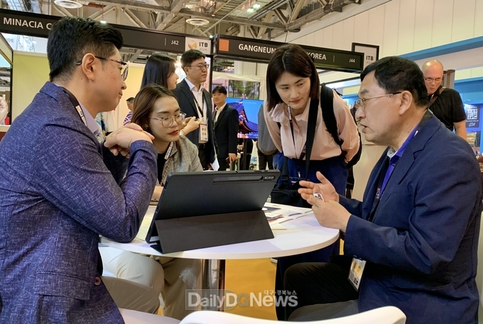 주낙영 시장이 25일 싱가포르에서 열린 ITB Asia 2023 박람회에 참가해 해외 바이어를 대상으로 홍보 마케팅을 펼치고 있다