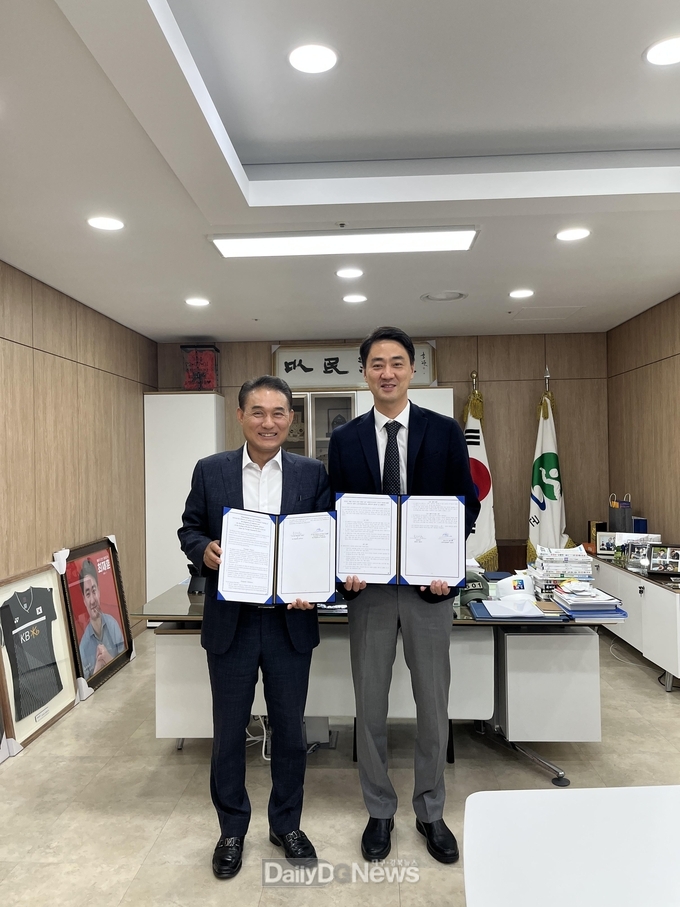 최재훈 달성군수(오른쪽)가 캄보디야 외국인 계정근로자 도입 업무협약을 체결하고 달성군 농업정책과장(왼쪽)과 기념촬영을 하고 있다. (사진=달성군 제공)