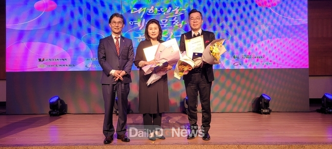 대구무용협회 변인숙 회장(가운데)과 대구음악협회 이상직 부회장(오른쪽)이 ‘2023대한민국예술문화대상’ 시상식에서 문화공로상을 수상하고 기념촬영을 하고 있다. (사진=대구예총 제공)