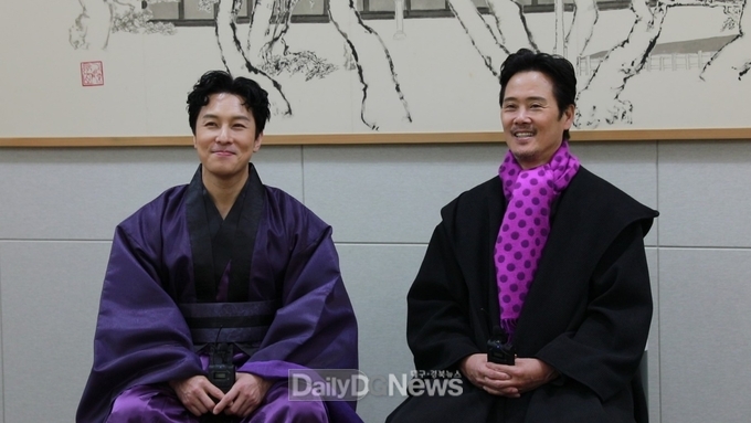 밀본역을 맡은 남경주(오른쪽)와 김동완 배우가 인터뷰를 하는 모습