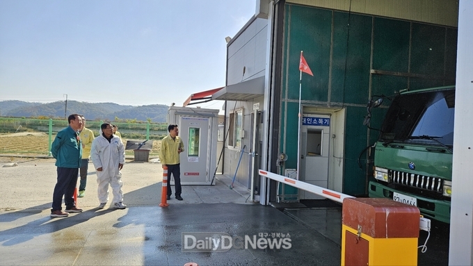 박현국 봉화군수가 봉화읍 적덕리에 소재한 거점소독시설을 긴급 방문해 럼피스킨병(LSD) 가축방역 추진상황을 점검하고 있다