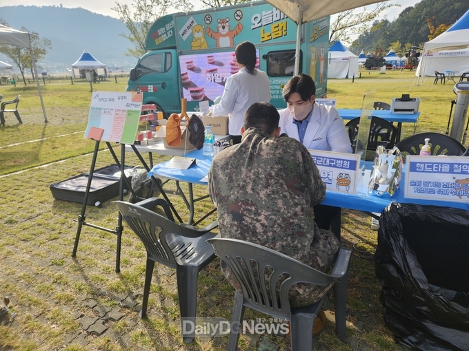 (건협대구사진제공) ‘낙동강지구 전투 전승행사’에서 금연캠페인을 실시하고 있다.