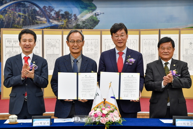 친선.자매결연 협약 기념사진(왼쪽부터 송바우나 안산시의회 의장, 박남서 영주시장, 이민근 안산시장, 심재연 영주시의회 의장)