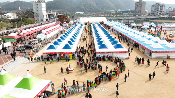 “제17회 청송사과축제 개막”...제26회 청송문화제로 청송사과축제 시작 알려