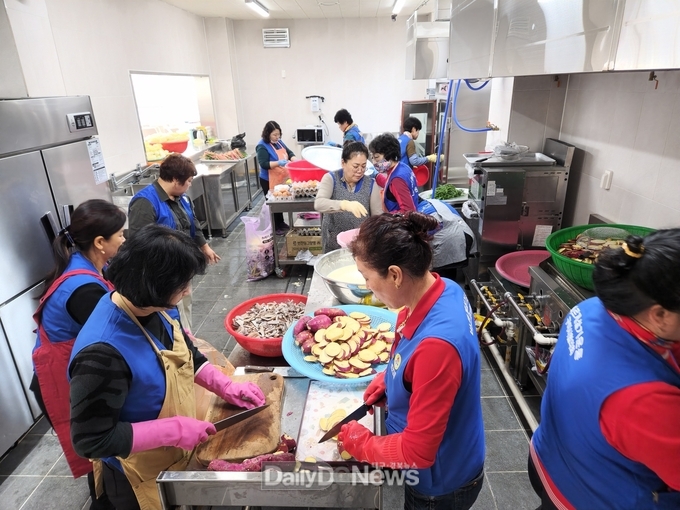 바르게살기운동구미시여성회, 독거어르신 대상 전 및 튀김 나눔
