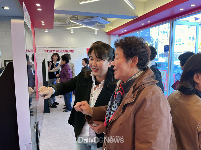 디지털 문해교육 학습자들 키오스크 활용 햄버거 주문체험
