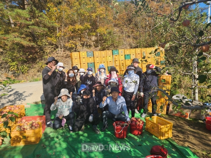 영덕군 주민복지과 직원들, 농촌 일손돕기 봉사활동