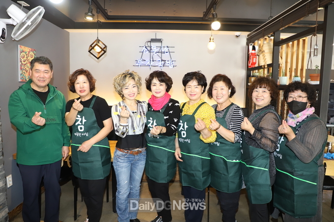 매월 무료급식 봉사를 하는 ‘소문난 부자돼지국밥’ 평리점 김희숙 대표(왼쪽에서 세번째)와 자원봉사에 나서고 있는 '명품서구만들기' 회원들 모습. (사진=이준호 기자)