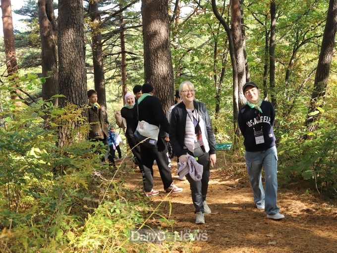 한국등산·트레킹지원센터가 외국인 근로자와 함께 하는 국가숲길 걷기 프로그램을 운영 중이다.