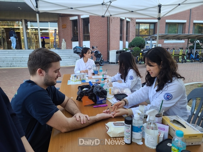 계명대학교 간호대학 목회간호위원회. 외국인 유학생 대상 Health Fair 개최 모습. (사진=계명대 제공)