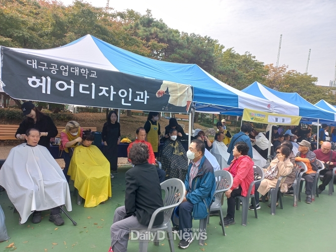 대구공업대학교 헤어디자인과 소속 미용봉사단이 지난 5일 지역의 취약계층을 위한 맞춤형 미용봉사를 진행하고 있는 모습. (사진=대구공업대 제공)