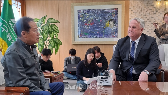 홍준표 대구시장이 8일 오전 인요한 국민의힘 혁신위원장을 만나고 있다. (사진=뉴스민 제공)