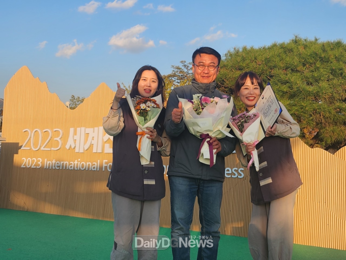 박한진(가운데) 국립김천치유의숲 센터장이 전남 화순에서 열린 제6회 산림치유 프로그램 경진대회에서 최우수상을 수상한 소은주(맨 우측)·우경인(맨 좌측) 산림치유지도사와 함께 기념촬영을 하고 있다. 한국산림복지진흥원 국립김천치유의숲 제공