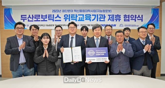 영진전문대학교가. 두산로보틱스(주)와 협동로봇 위탁교육기관 제휴 협약을 체결하는 모습. (사진=영진전문대 제공)