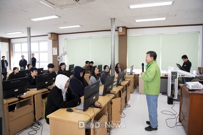 남한권 울릉군수, 울릉고 방문 고3 수능생들 응원