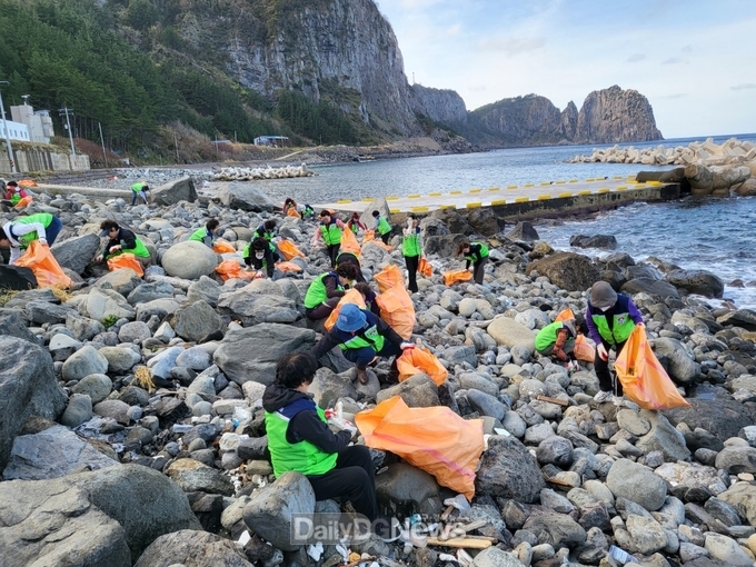 (사)울릉군 자원봉사센터, 탄소중립 실천 위한 플로킹 활동 전개