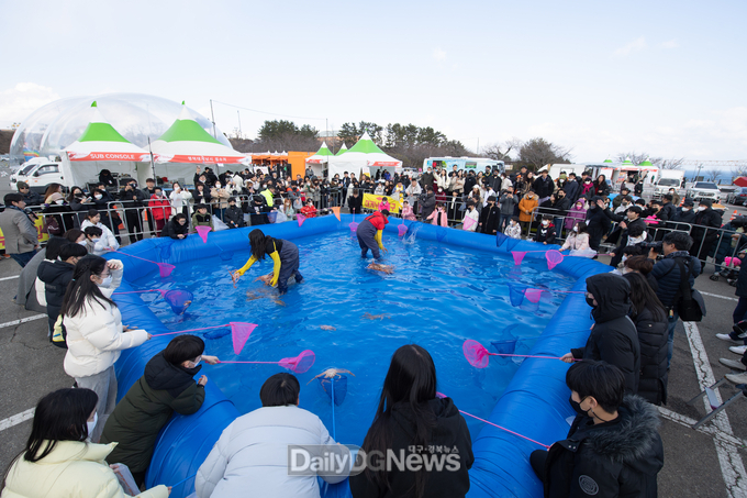 올해 삼사해상공원에서 4년 만에 열린 ‘제26회 영덕대게축제’ 모습.