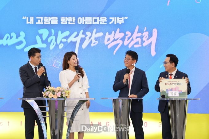 생방송 진행중인 김진현 부시장(오른쪽에서 두 번째)