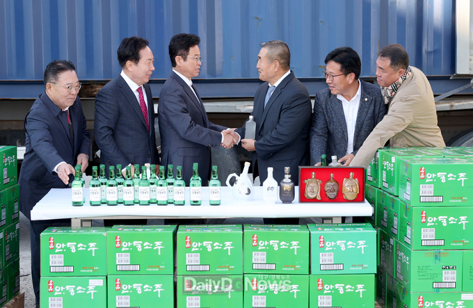 이철우 경북도지사가 11월 13일 명품안동소주(대표 윤종림) 본사에서 우일음료(대표 강평모)를 통해 수출되는 안동소주 중국 시장 진출 선적행사에 참석해 축하인사를 전하고 있다.