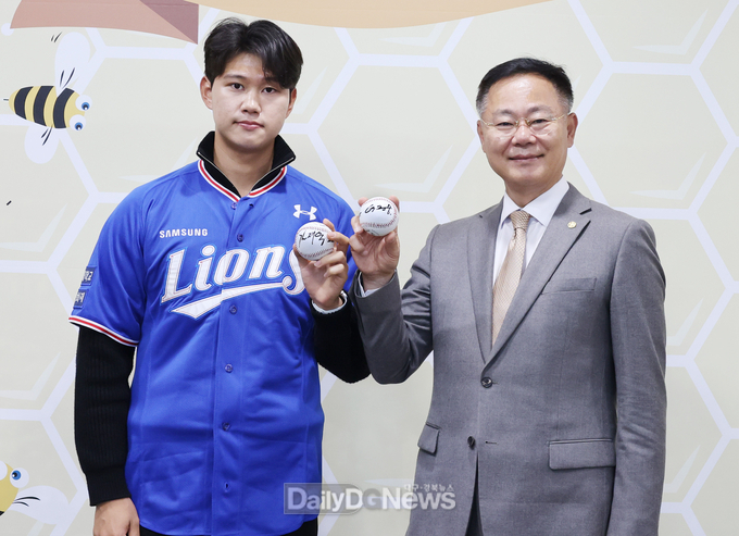 김재욱 군수, 지역 출신 프로야구 선수 격려