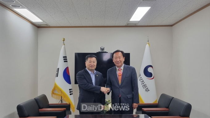 강경성 산업통상자원부 제2차관과 박현국 봉화군수