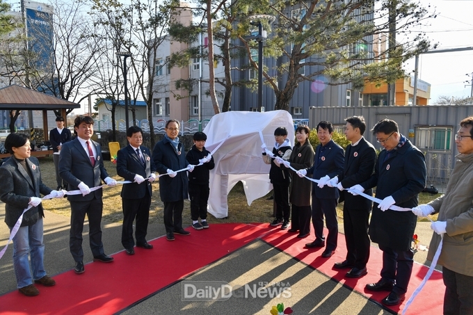 준공식 참석자들이 현판식을 진행하고 있다