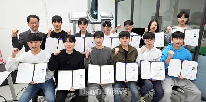 영진대학교 AI융합기계계열 2학년 응시자 12명 전원이 ‘2023년 제3회 정밀측정산업기사 국가자격시험’에 합격하고 기념촬영을 하고 있다. (사진=영진전문대 제공)