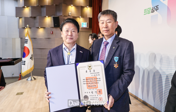 김윤성 농촌지도자 성주군연합회장 철탑산업훈장 수상!